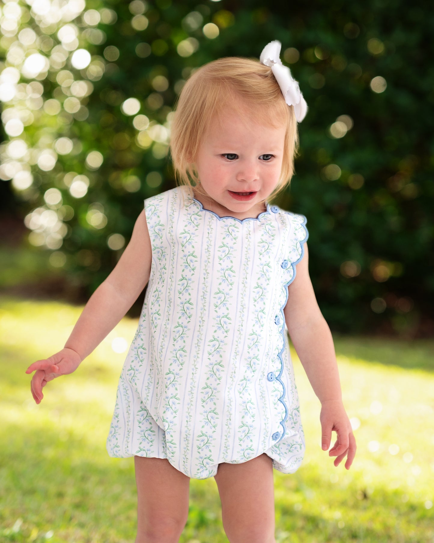 Blue And Green Floral Vines Scalloped Bubble